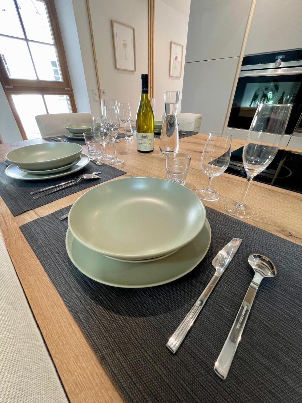 Into The Wine Apartment *